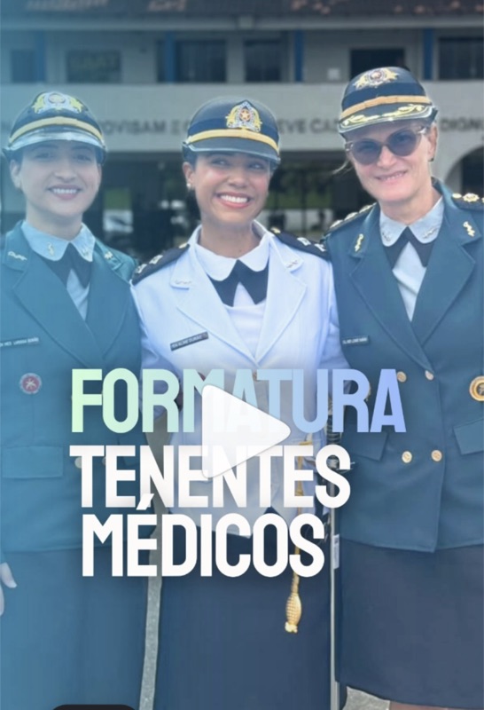 Três oficiais da PMERJ sorrindo lado a lado em uniforme de gala, na formatura dos novos tenentes médicos