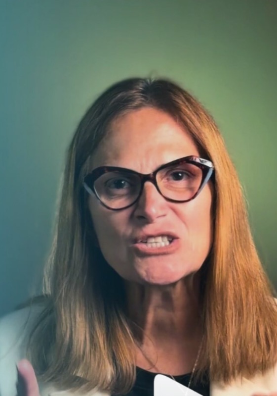 Coronel Lenise Durão gesticula, séria, durante vídeo convocando quem está revoltado com a política a participar do movimento