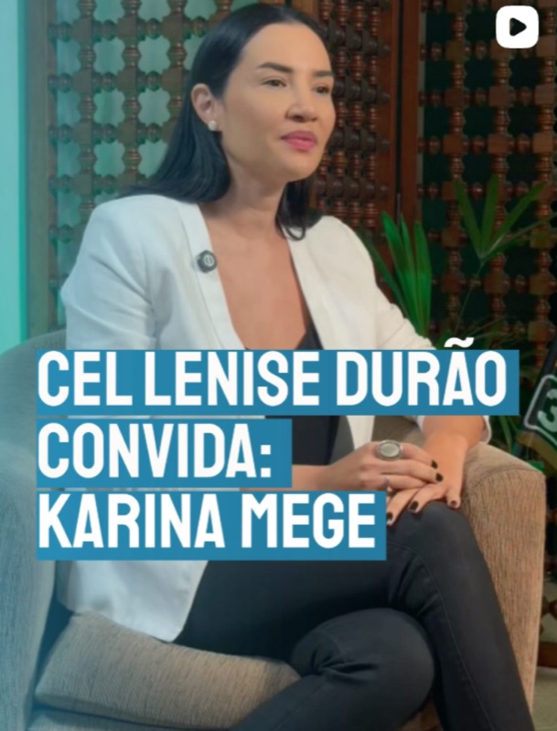 Coronel Lenise Durão entrevista Karina Mege, sentada em uma poltrona, durante conversa sobre o resgate dela por uma policial treinada em primeiros socorros