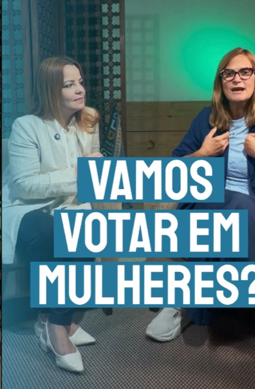 Coronel Lenise Durão conversa com uma convidada sobre representação de mulheres na política